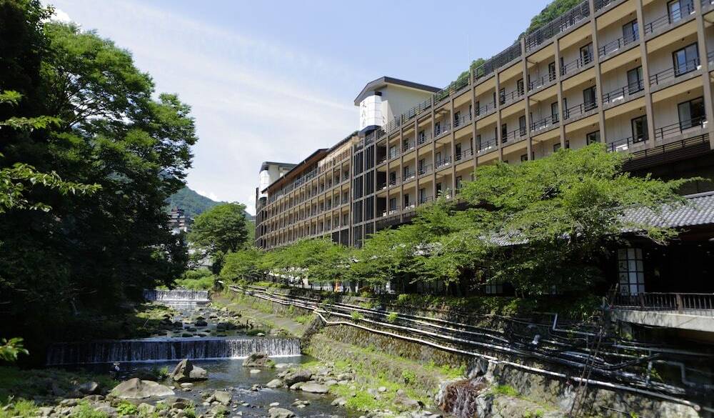 須雲川沿いに佇むホテル / 1