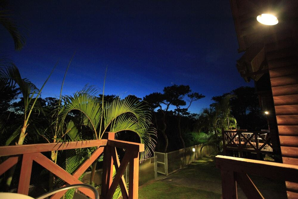 施設の正面 (日没後)