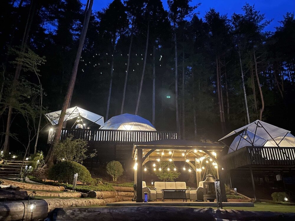 夜の敷地内の雰囲気