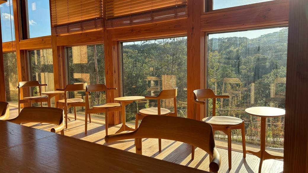 西日が差すラウンジ / 5