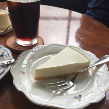 「青い理髪舘 工房モモ」 料理 53645793 レアチーズケーキ＋アイスコーヒー

久々に酸っぱいレアチーズケーキを頂きました！
さっぱりいけます(　˙༥˙　)