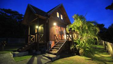 施設の正面 (日没後) / 2