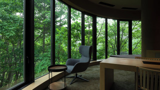 お食事を客室に備えた専用の扉にお届けする完全セルフサービスのパノラミックスイート201 禁煙