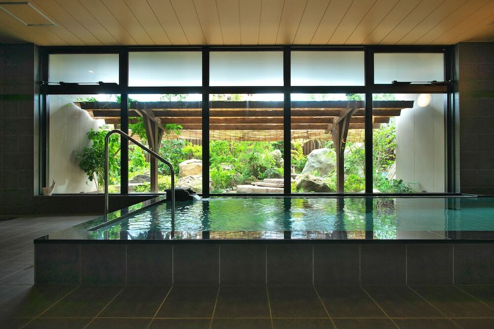 庭園を眺められる「湯屋」でリラックス3916128