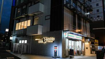 施設の正面 (日没後) / 1