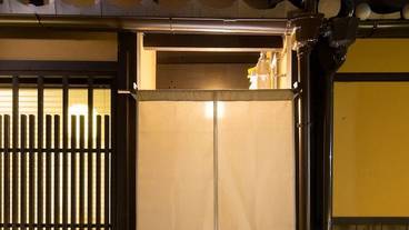 施設の正面 (日没後) / 2