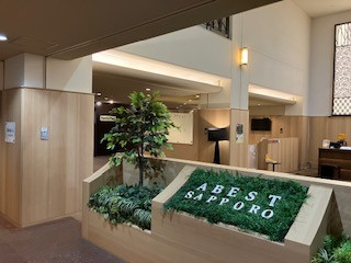 1階ロビー、コンビニが隣接しており直接行ける