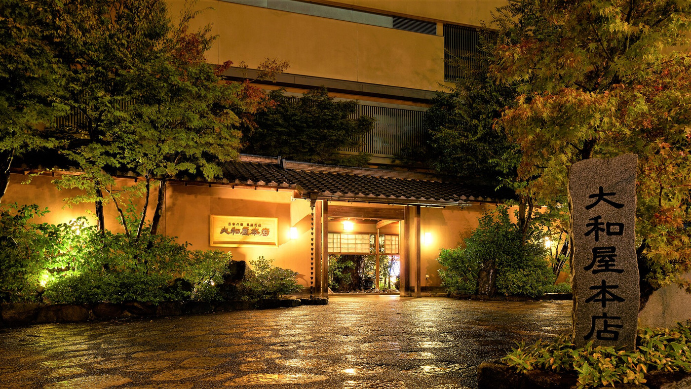 能舞台や駄菓子BARにテンションアップ！懐かしくも新しい老舗旅館4269868