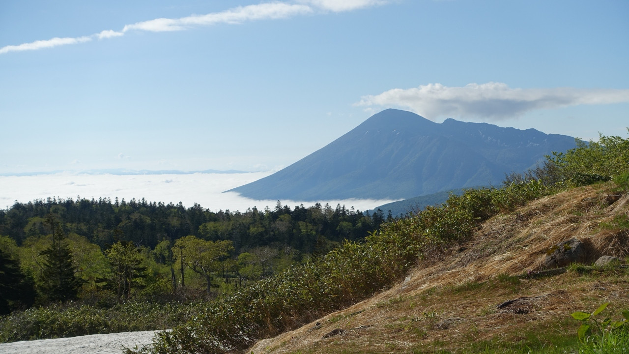 雲海に浮かぶ畚岳