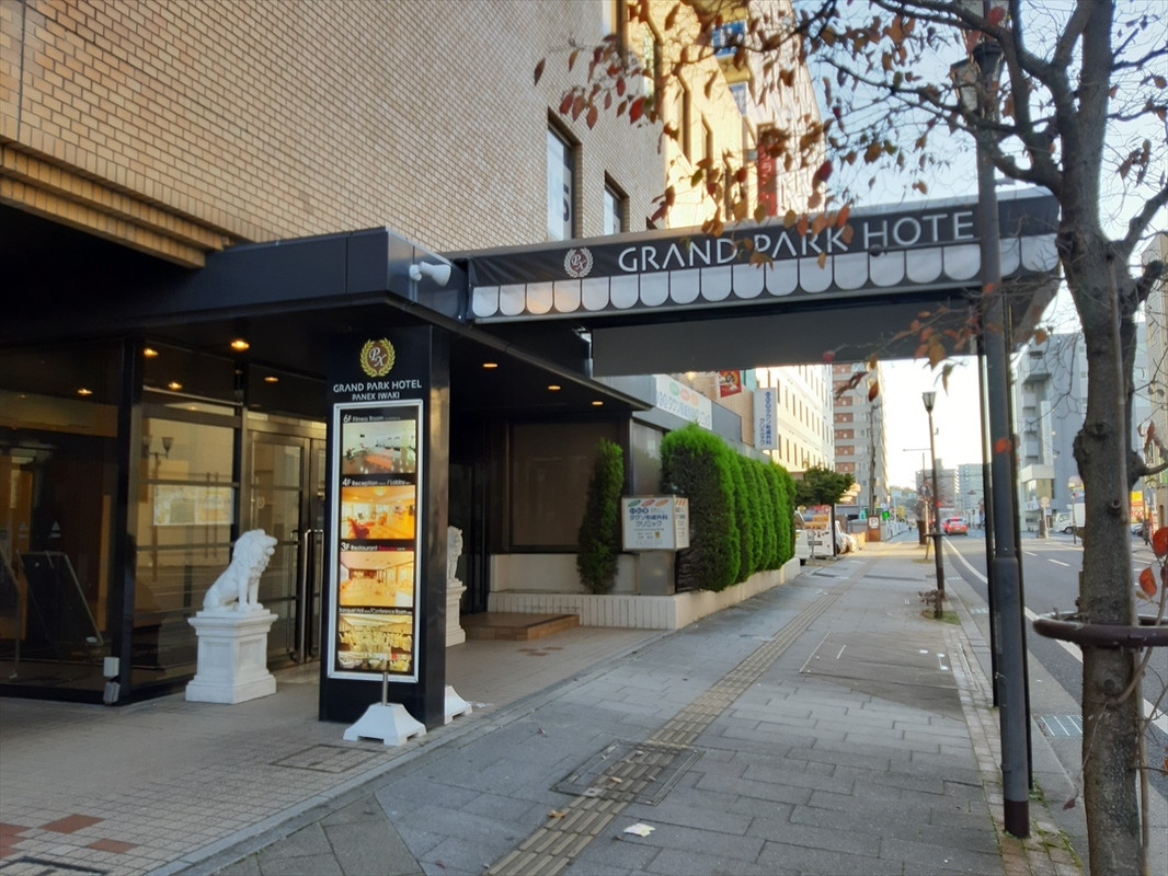 昼に見たエントランス周辺。