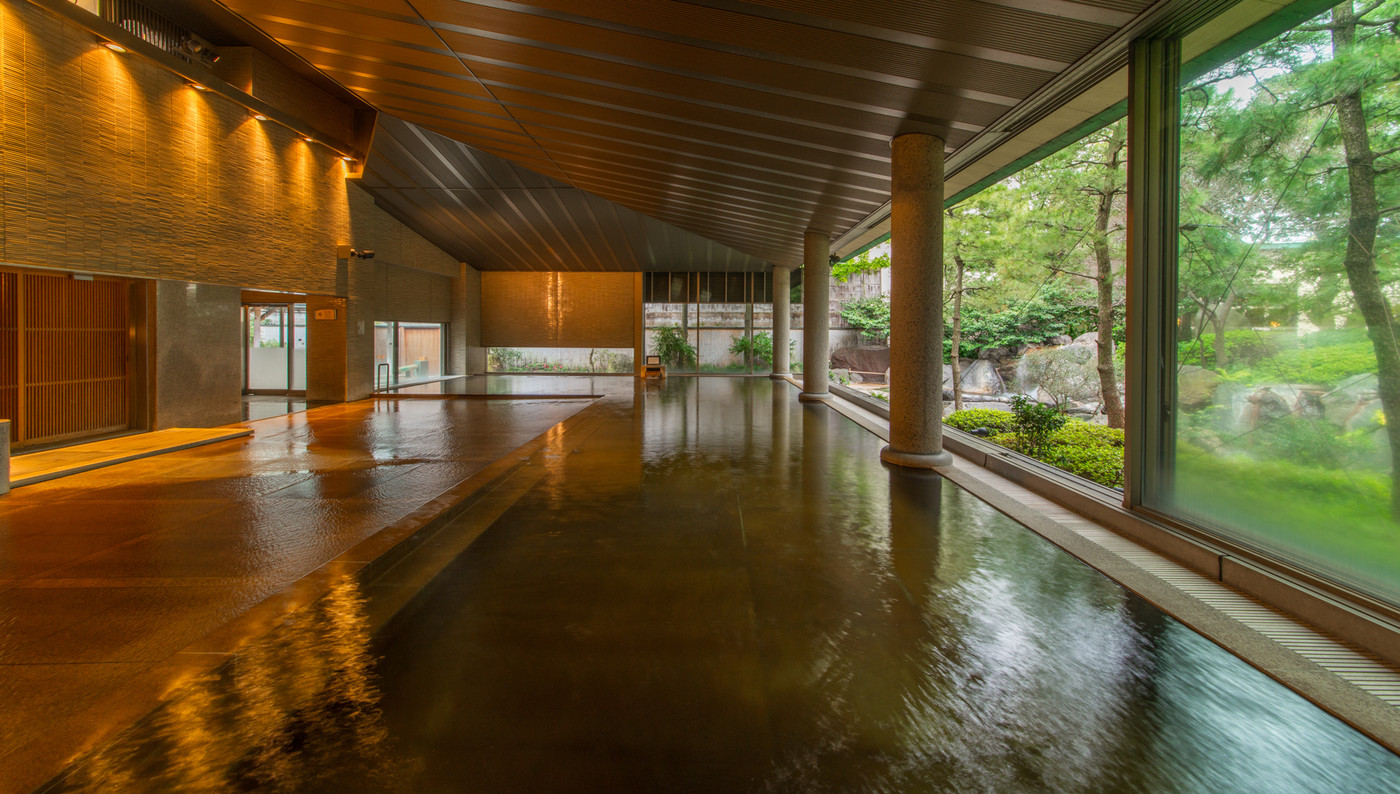 1.日本庭園を望む温泉で高級感に浸る「ホテル花水木」3846147