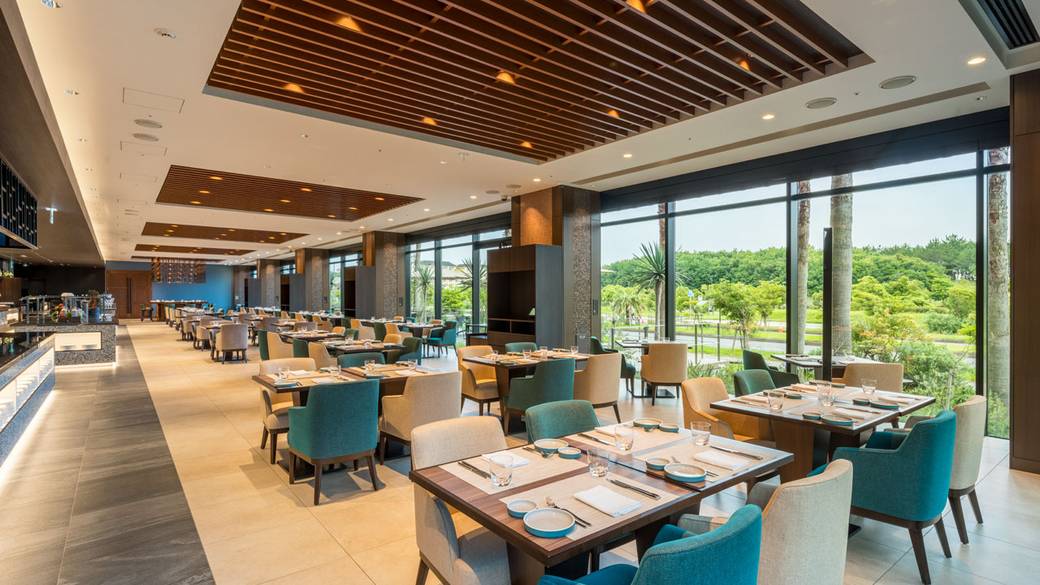 広々ダイニングで
色とりどりの朝食
 / 5