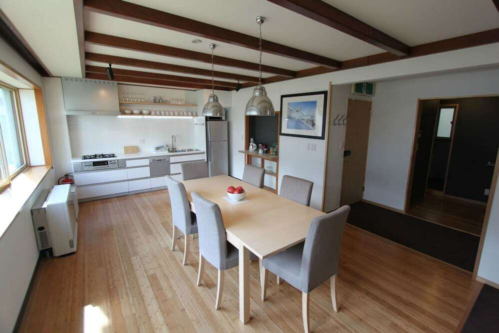 客室内のダイニングエリア