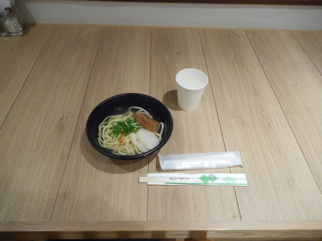 サービスの年越しそば　三枚肉入りの沖縄そばです