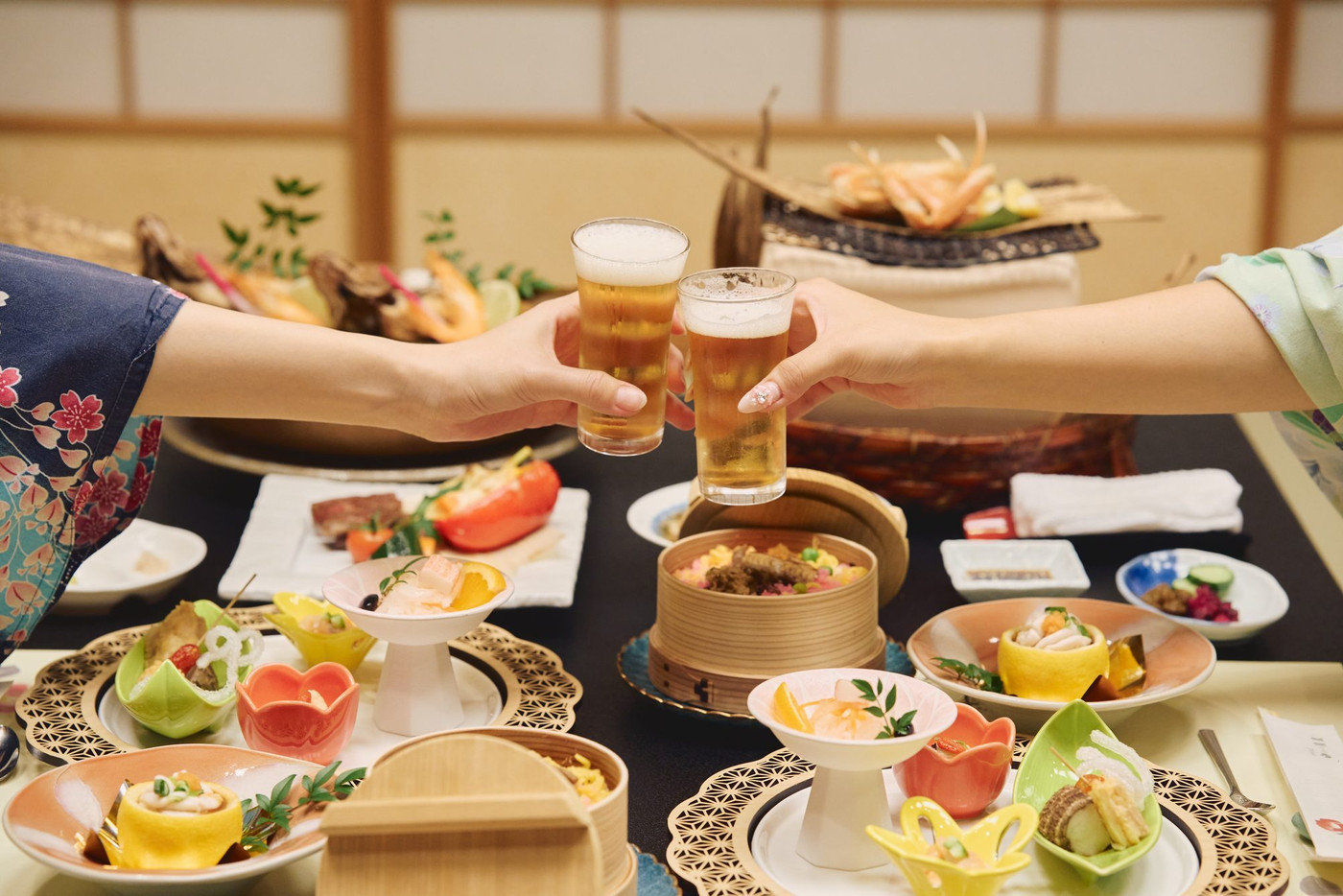 旅館で食事を楽しむ女性たち 撮影協力・白玉の湯 泉慶