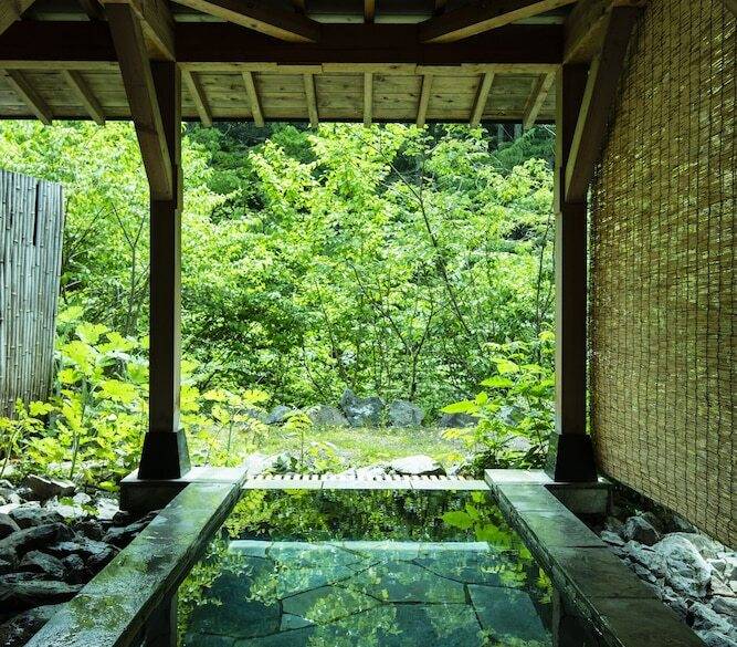 露天風呂付き客室で
心行くまで温泉タイム / 1