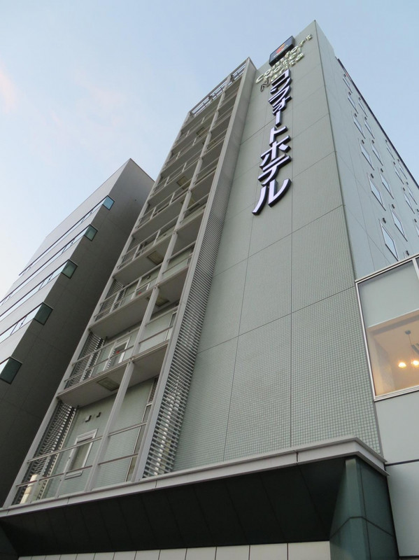 昼に見たホテル外観