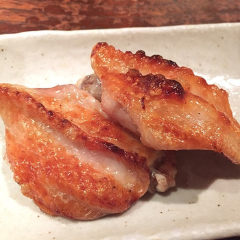 「よし鳥 目黒店」料理 917225 ツヤツヤな焼き物♬

メイン料理の串焼き第一弾は手羽先。パリッとした皮にふっくらとした身がとってもジューシー‼︎