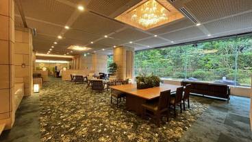 日本庭園が見えるロビー / 5