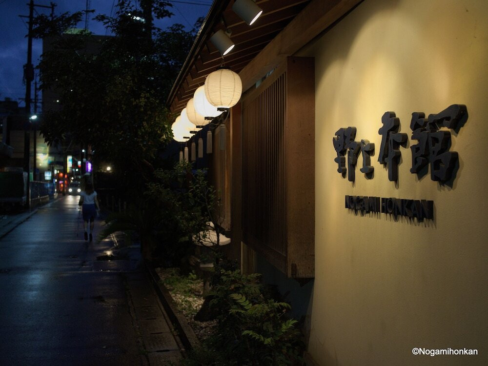 施設の正面 (日没後)