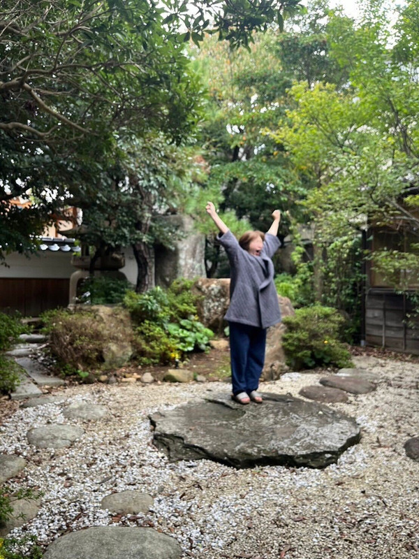 太陽を浴びながら伸び～ / 2