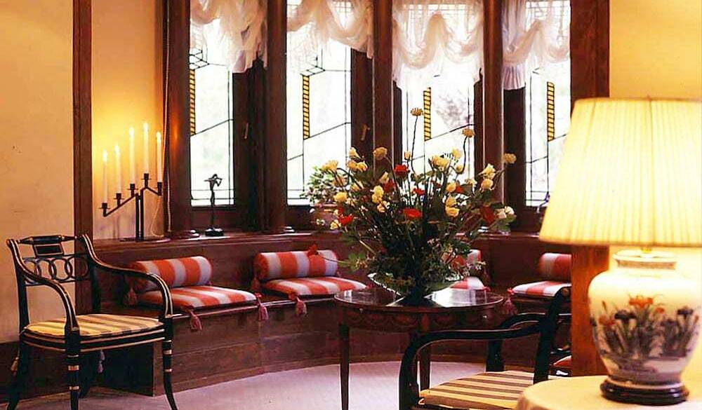 光が差し込むステンドグラス / 3