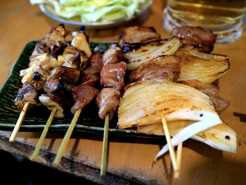 「やきとり 戎 西荻南口店」料理 666803 軟骨/砂肝/イベリコ豚と玉ねぎの串焼き　最近、街を席捲しつつあるイベリコ豚ブランド。そんなに生産量があるの？(笑)