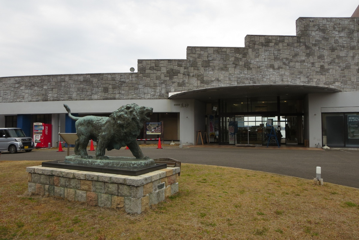 真砂のエントランス。なぜかライオン像があります。