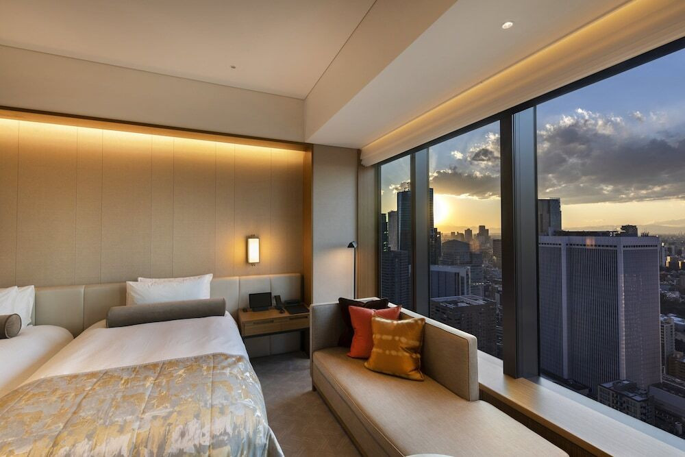 大都会のパノラマビューを臨む、憧れホテルの屋内プール3530052