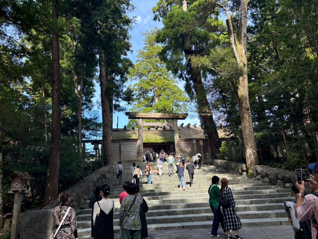 外宮・猿田彦神社・内宮の順に参拝しました。 / 1