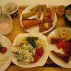 ブッフェ式朝食　料理をお皿に盛り付け