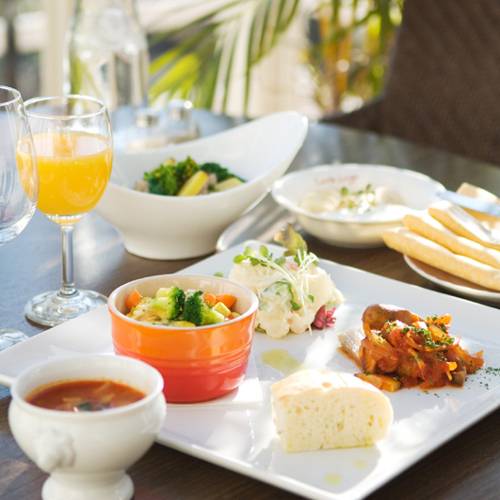 朝陽を浴びながら
優雅に朝食を / 3