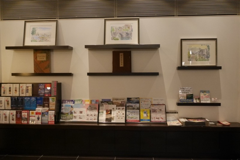 フロントの観光パンフレットコーナー。