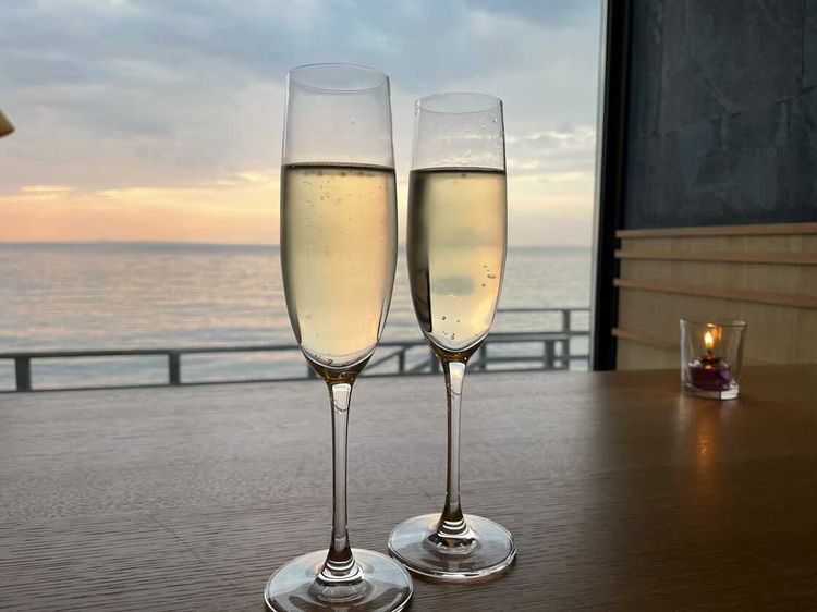夕景を見ながらのディナータイム。食前酒のシャンパンはサービス。 / 2