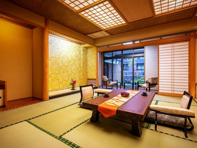 青森ヒバの香り漂うお風呂を備えた「展望風呂付客室」。かけ流しの自家源泉「原瀧（はらたき）源泉」を堪能して