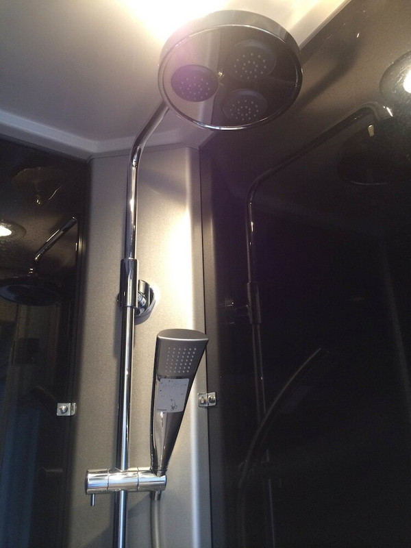 バスルームのシャワー