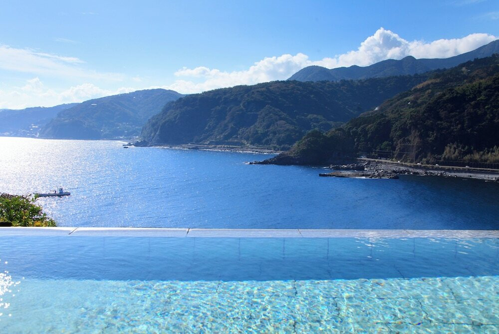 景色と一体化したようなインフィニティ温泉でリフレッシュ3571989