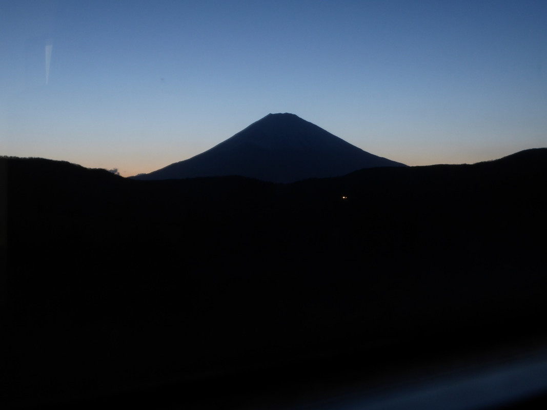 部屋から見た夕暮れの富士山