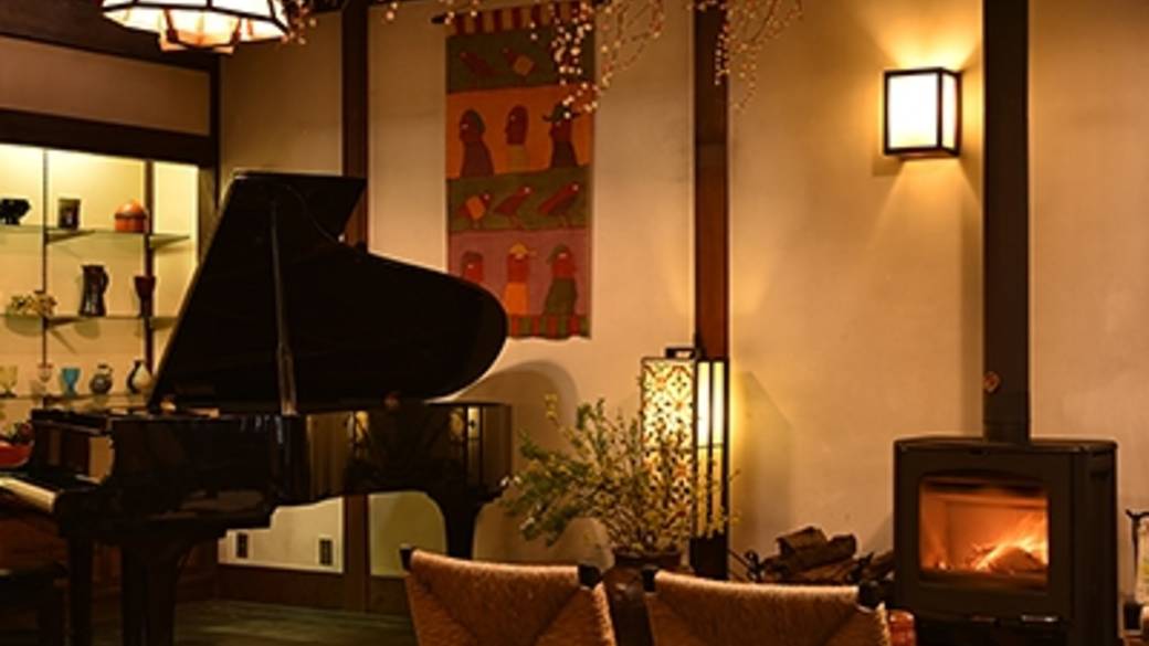 ロビー 薪ストーブとピアノ / 4