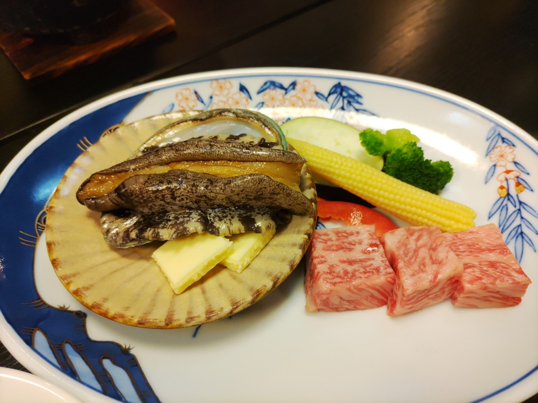夕食のメイン、各自で焼く黒毛和牛ロースと活き鮑です。
