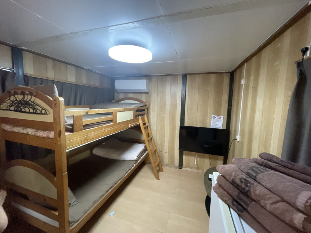 反対側は2段ベッドが一台とテレビちゃぶ台