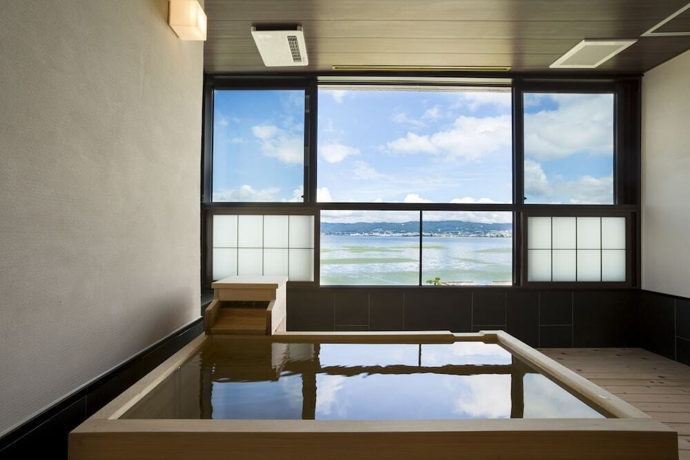 全8室が露天風呂付き客室。諏訪湖のほとりの絶景旅館4037471