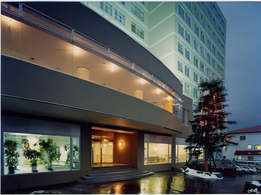 施設の正面 (日没後)