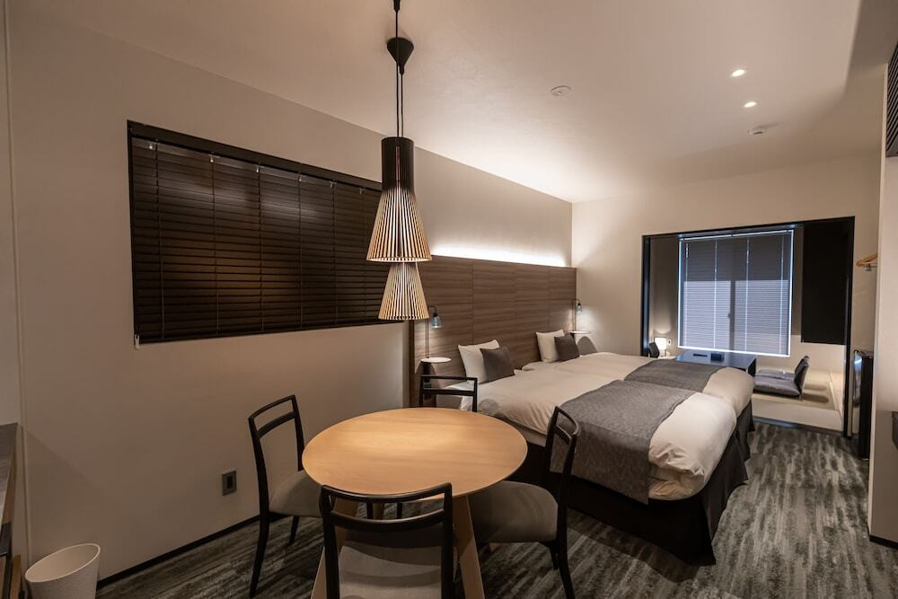 客室内のダイニングエリア