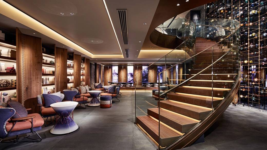 地下ラウンジ / 1