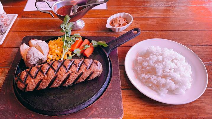行列のできる有名店で
ハンバーグランチ / 1