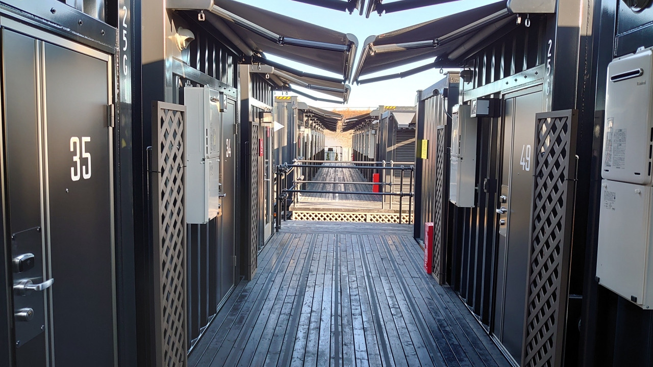 廊下。各部屋はコンテナです