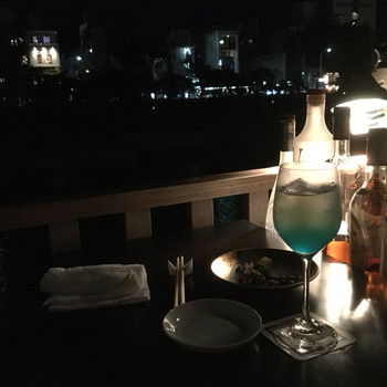「アトランティス」ドリンク 619421 川床のカウンター席にて。夜空と川の流れを堪能しながら一杯（実はレモネードなのでノンアルなんですけどね笑
