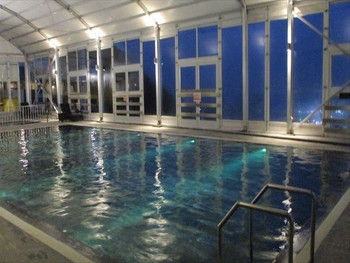 全天候型屋内プールで窓一面に広がる絶景に癒される4246833