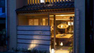 施設の正面 (日没後) / 2